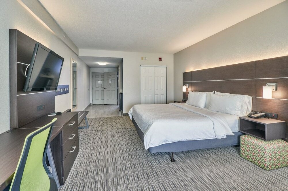 Фото Holiday Inn Express Hotel & Suites Clearwater/Us 19 N, an Ihg Hotel