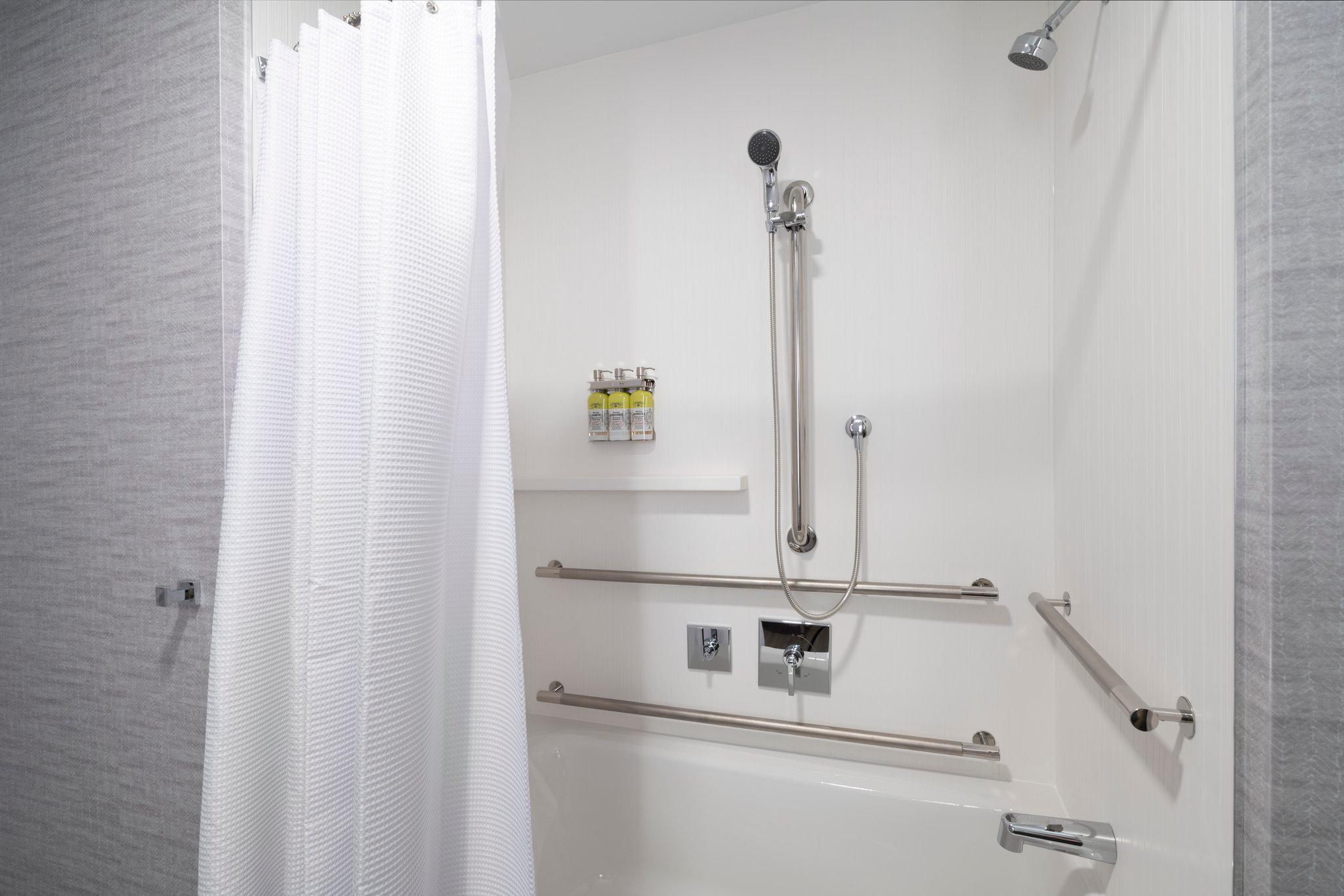 Фото Holiday Inn Express Boston Logan Airport - Revere, an Ihg Hotel