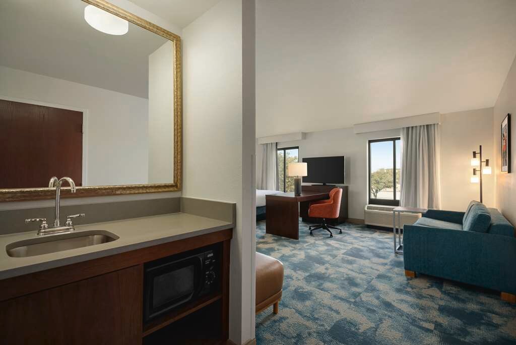 Фото Hampton Inn & Suites San Marcos