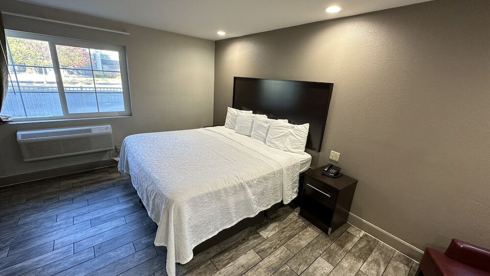 Фото Red Roof Inn Hayward