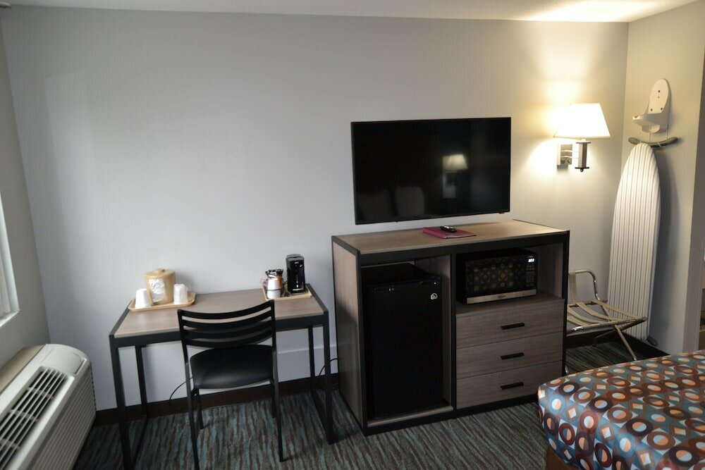 Фото Countryside Inn & Suites