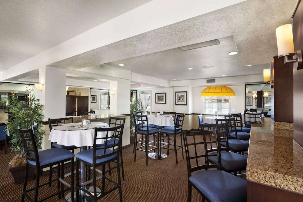 Фото Ramada by Wyndham Costa Mesa/Newport Beach