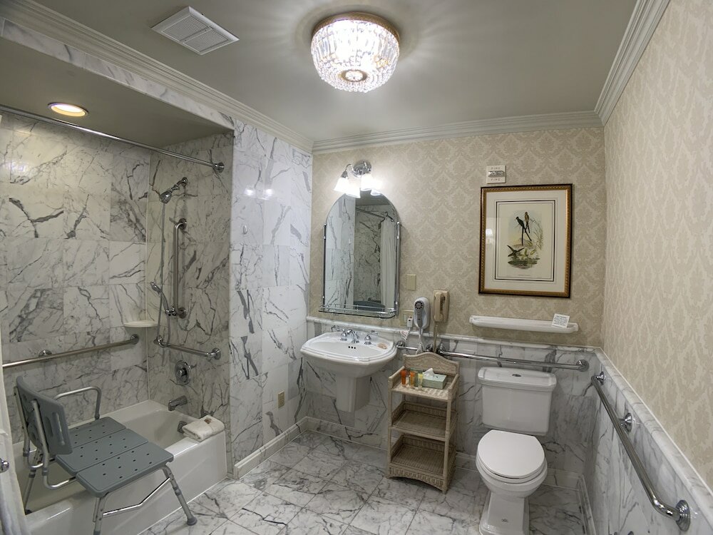 Фото Bristol Hotel, Boutique Collection