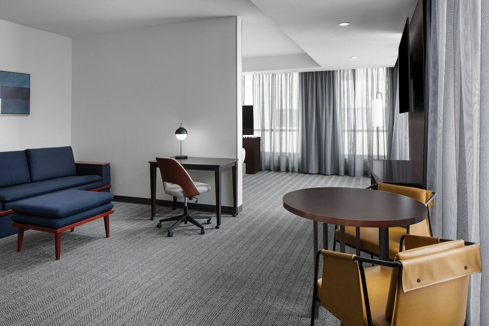 Фото Courtyard by Marriott Cleveland University Circle