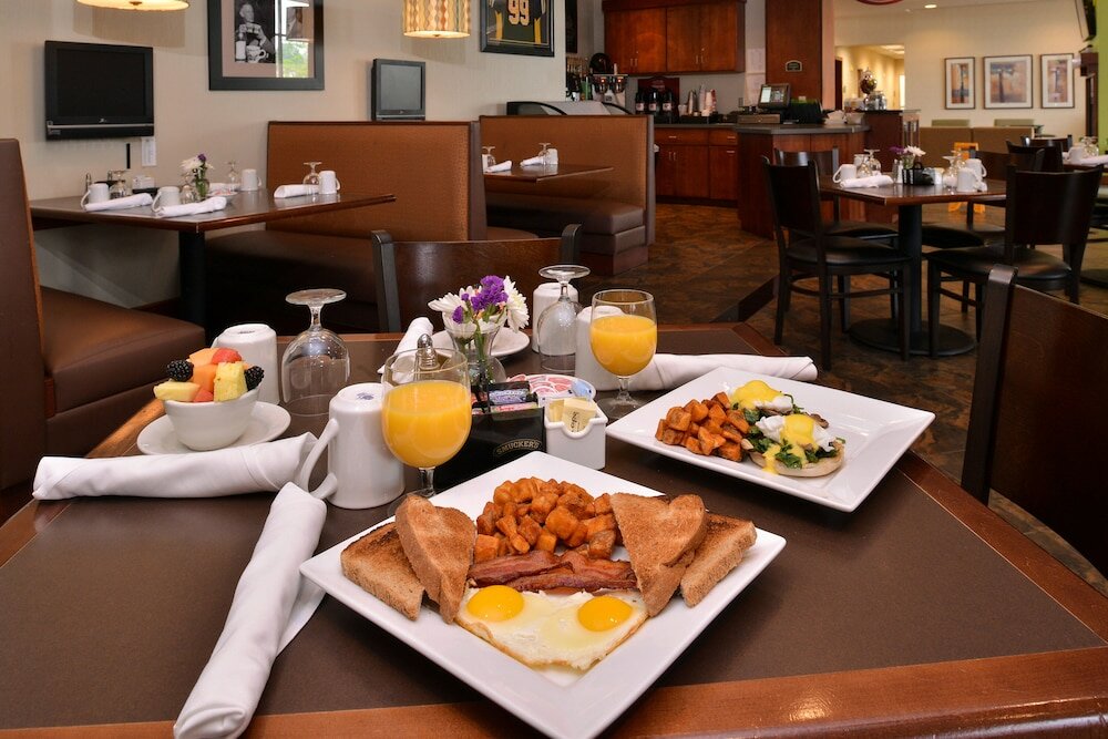 Фото Holiday Inn Madison at The American Center, an Ihg Hotel