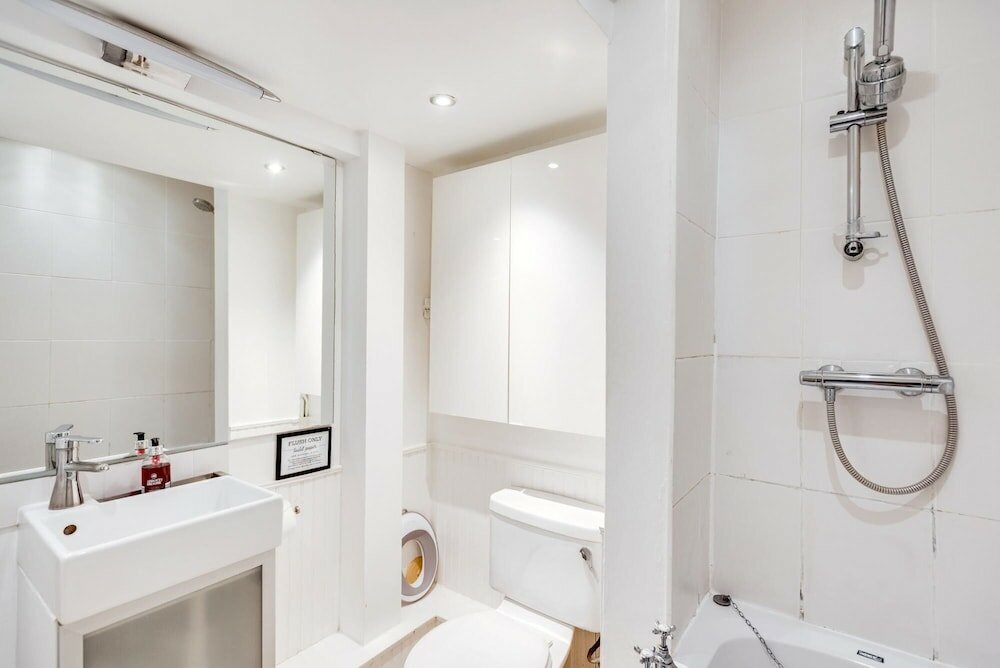 Фото The Old Bookbinders Retreat