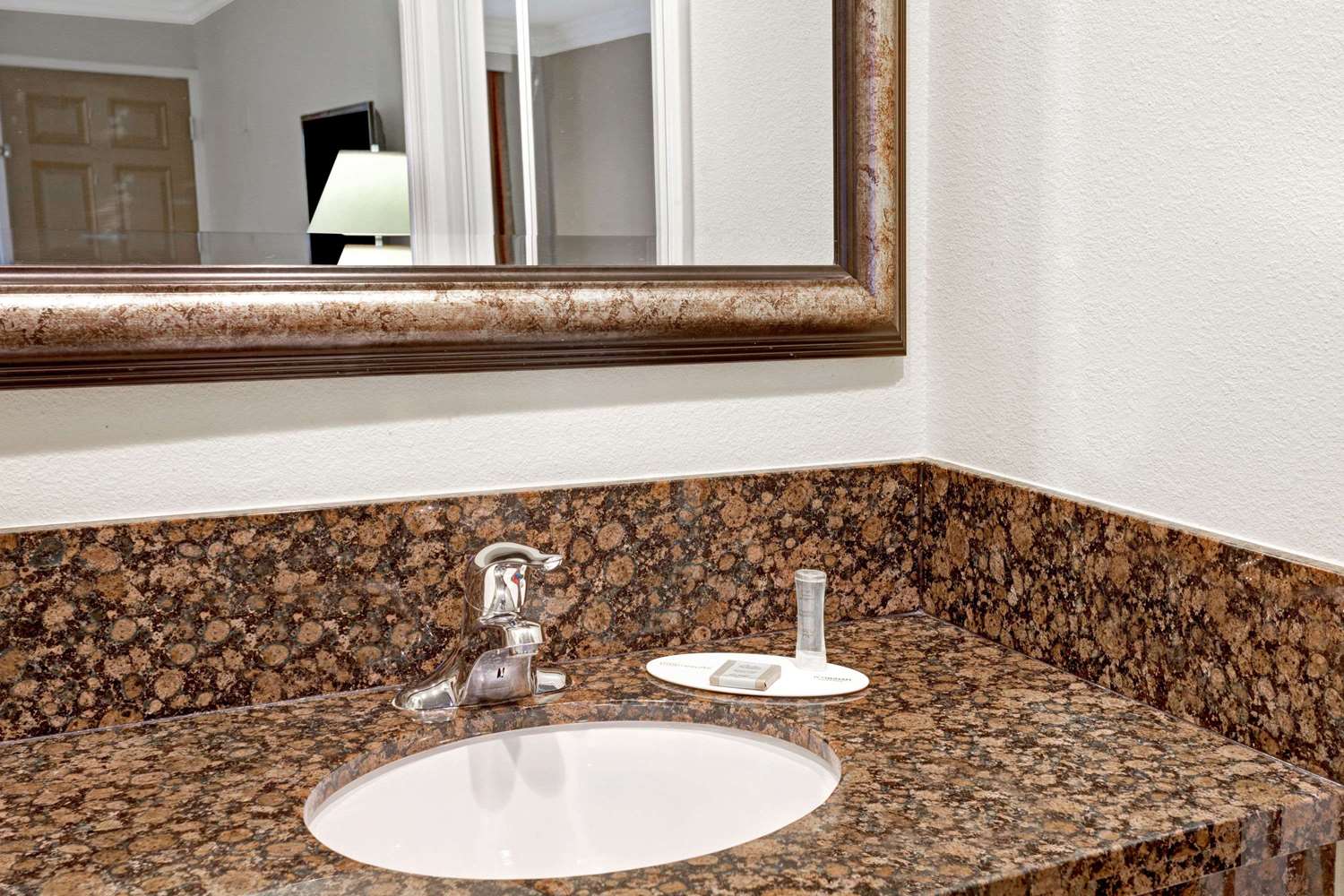 Фото Super 8 by Wyndham Cypress Buena Park Area