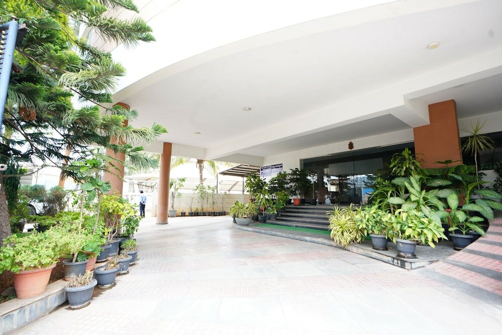 Фото Hotel Grand Bee