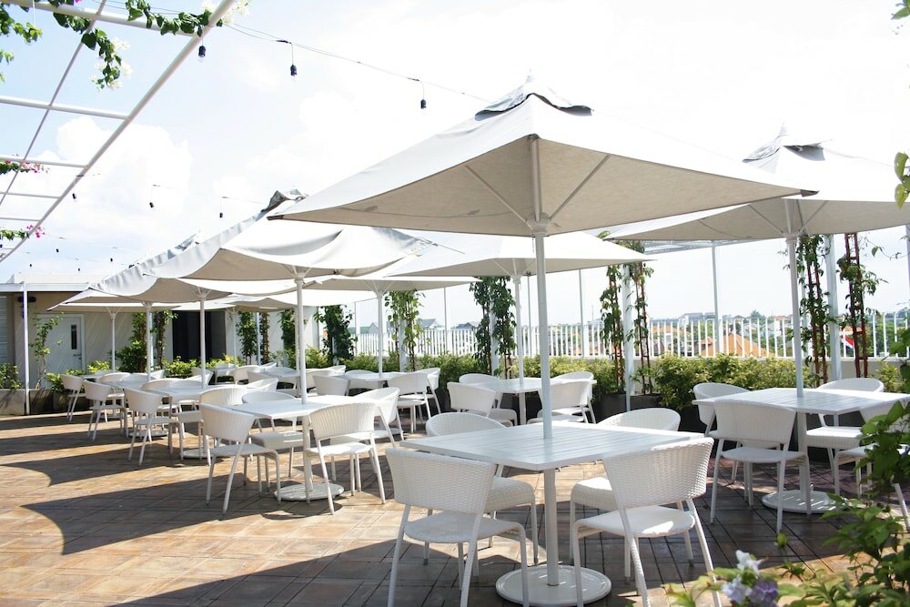 Фото Jambuluwuk Oceano Seminyak Hotel