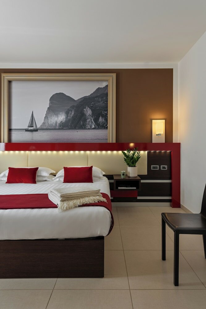 Фото Kairos Garda Hotel