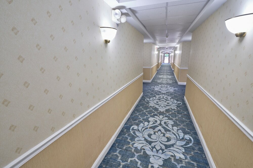 Фото Ambassador Inn & Suites