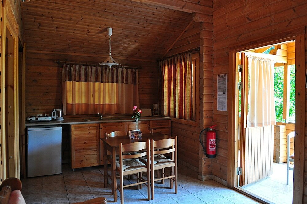 Фото Sandy's Studios Apartments & Log Villas