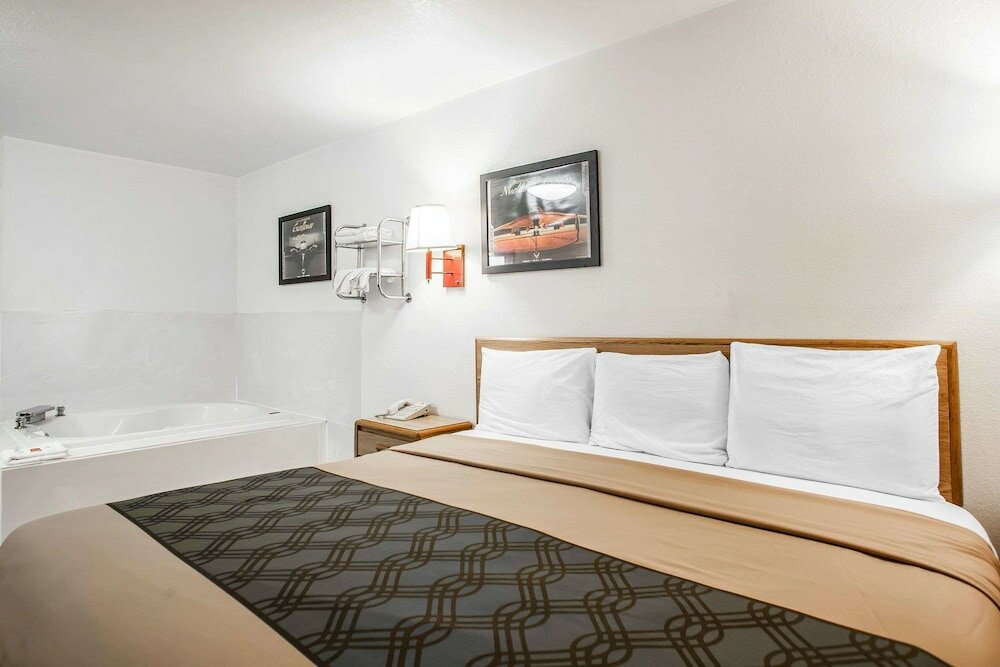 Фото Econo Lodge Truman Inn