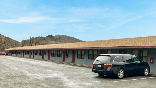 Внешний вид отеля Pleasant Valley Motel West Stockbridge в Уэст-Стокбридже, фото 1