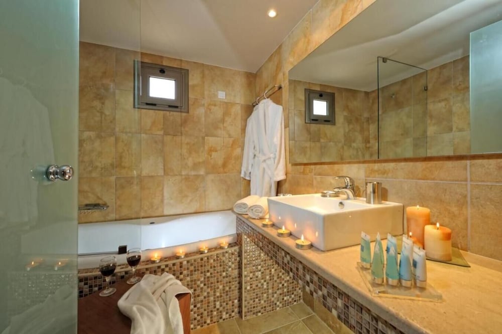 Фото Royal Heights Resort Villas & SPA