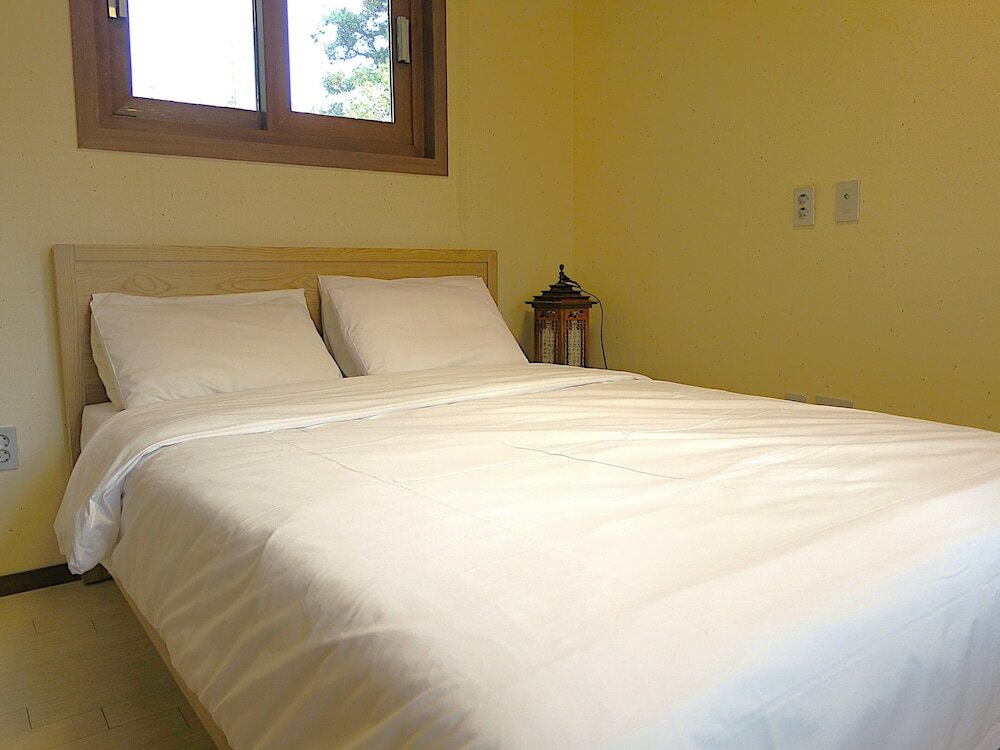 Фото Jeju Hanok Hotel Hallagung