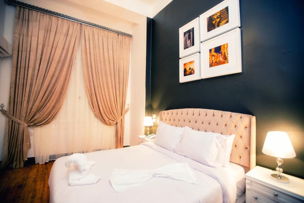 Фото The Square Boutique Hotel