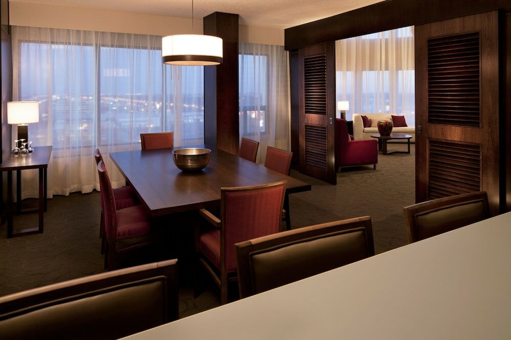 Фото Delta Hotels by Marriott Edmonton South Conference Centre