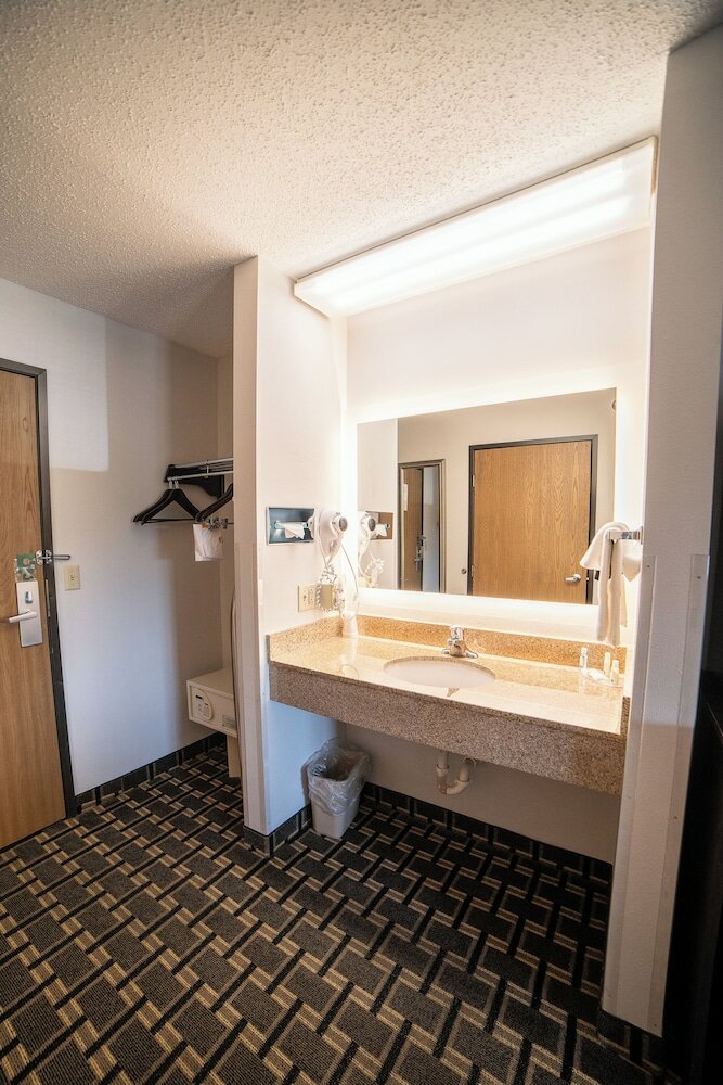 Фото Quality Inn & Suites Watertown