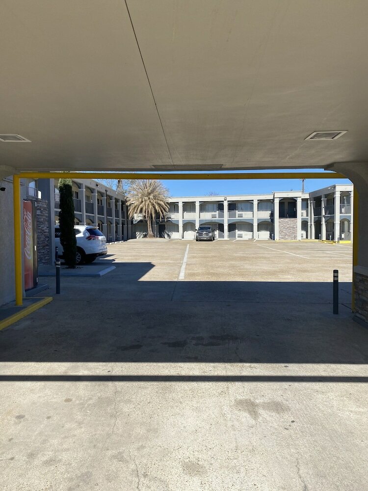 Фото Howard Johnson by Wyndham Historic Lake Charles