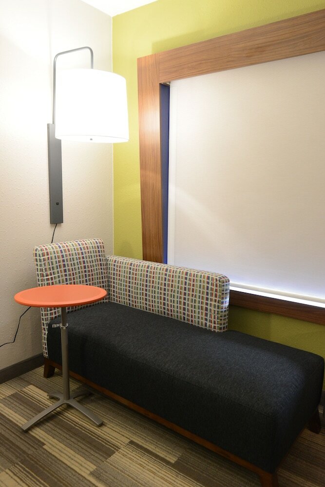 Фото Holiday Inn Express & Suites Chicago North Shore - Niles, an Ihg Hotel