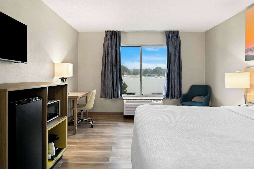 Фото Days Inn & Suites by Wyndham Warren