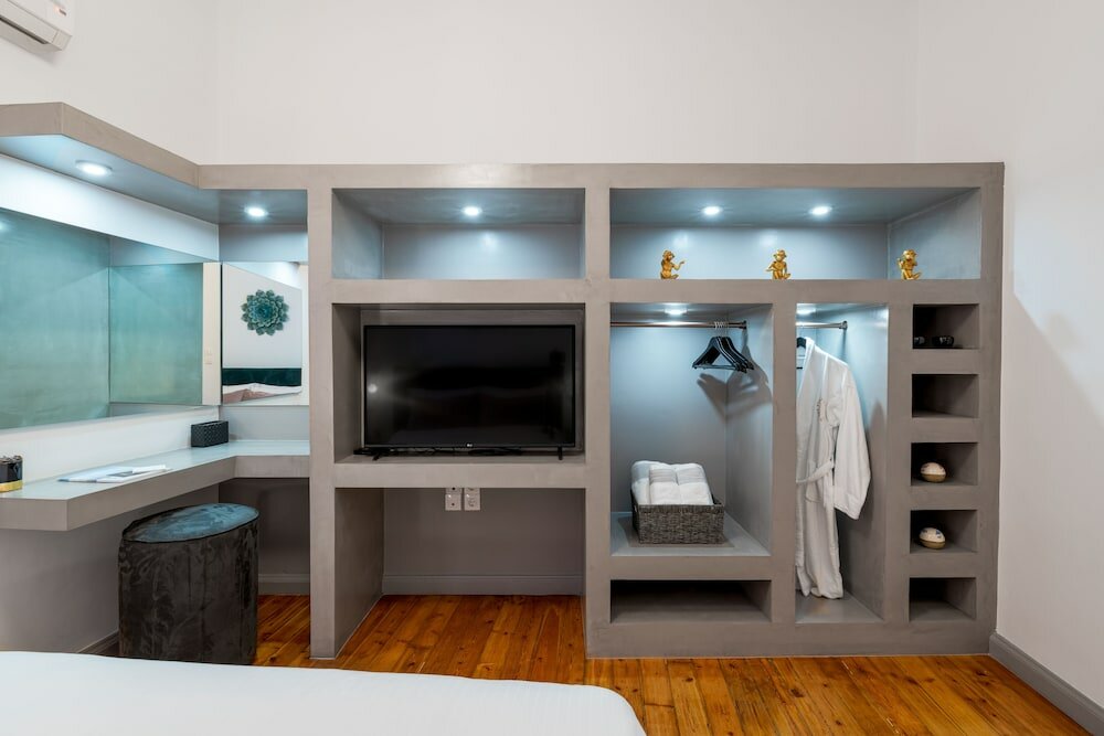 Фото 2 Mazi Suites