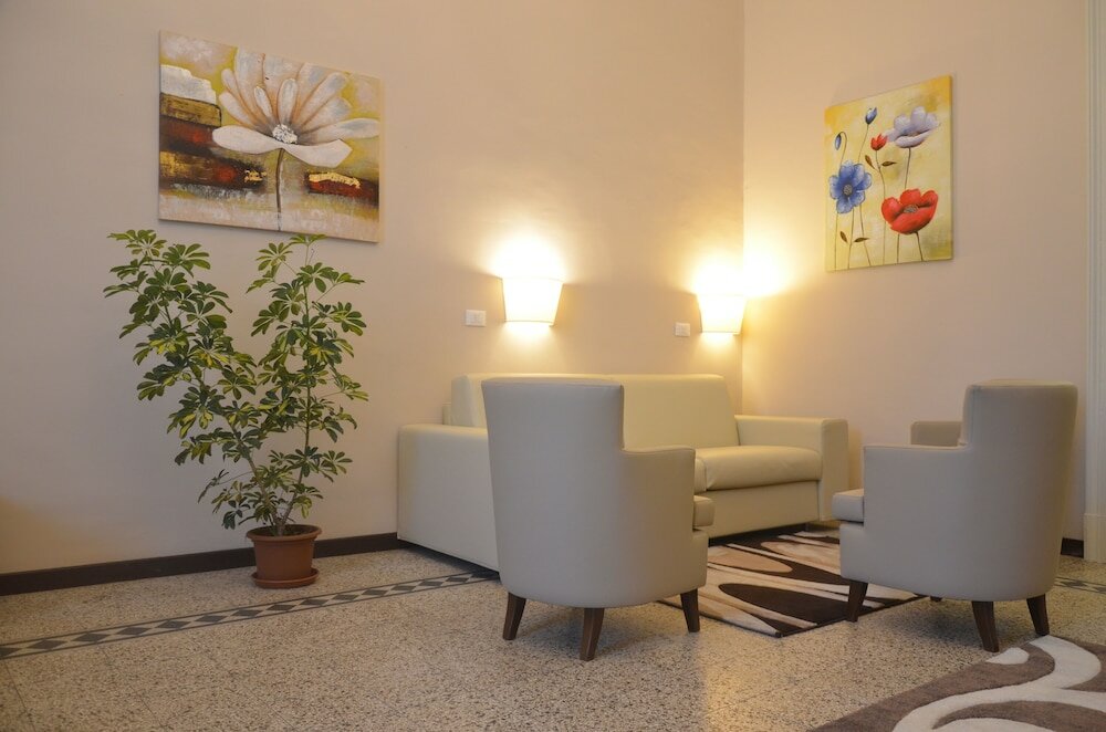 Фото Moonlight Hotel & Suites