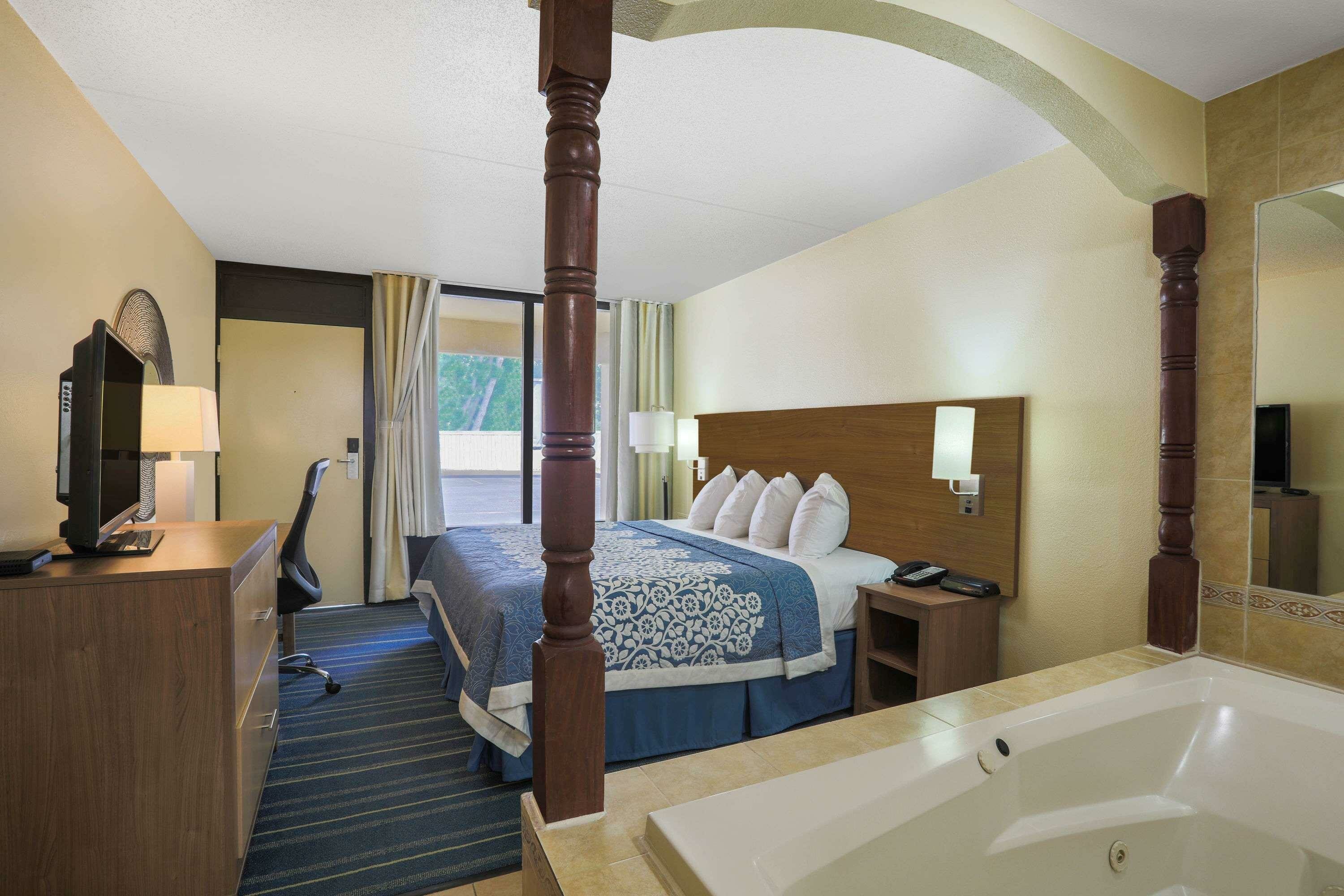 Фото Days Inn by Wyndham Newark Wilmington