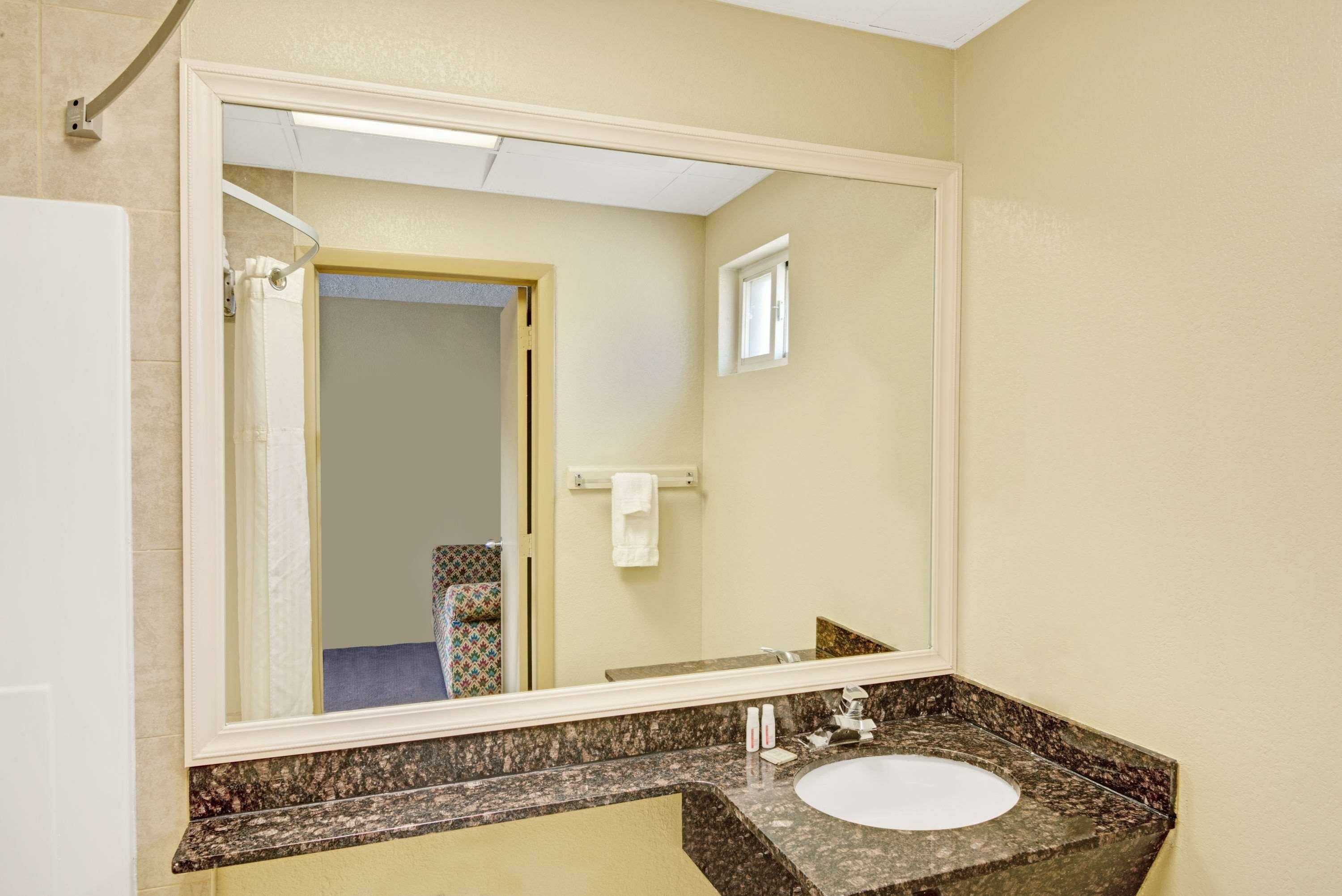 Фото Super 8 by Wyndham Milford/New Haven