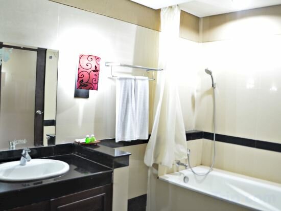 Фото Nirmala Hotel and Convention Centre