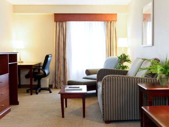 Фото Holiday Inn Express & Suites Surrey, an Ihg Hotel