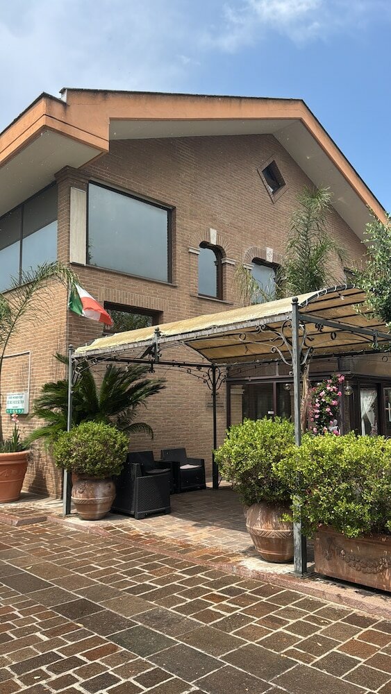 Фото Euro House Inn Airport Hotel & Residence