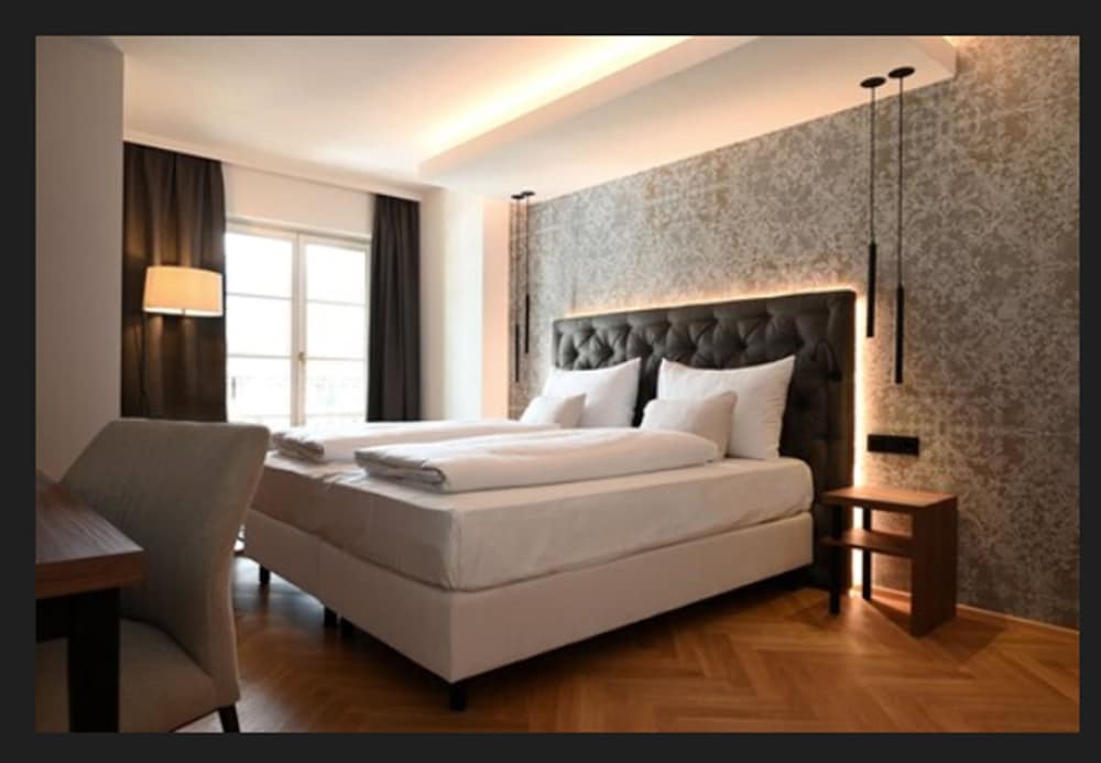 Фото Hotel Schwarzer Adler