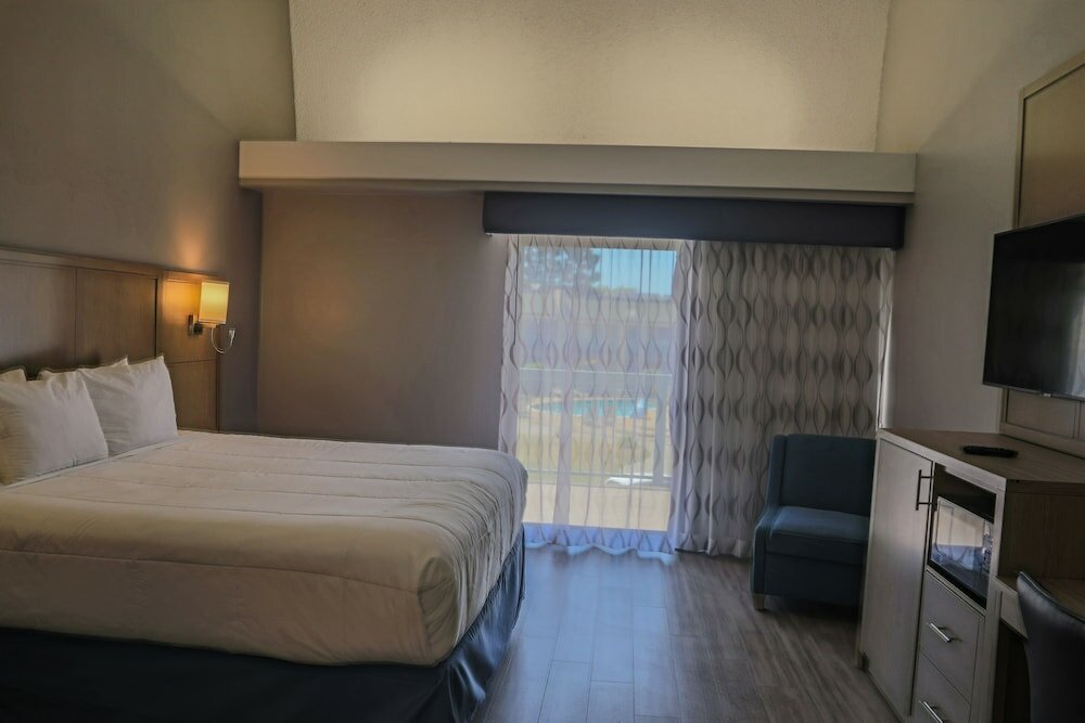 Фото Days Inn by Wyndham Redwood City