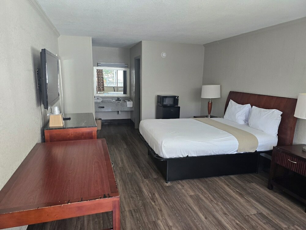 Фото Days Inn by Wyndham Raleigh Downtown South