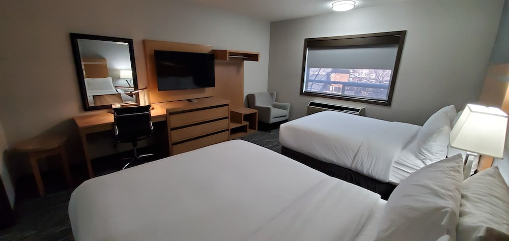 Фото Wingate by Wyndham Lethbridge