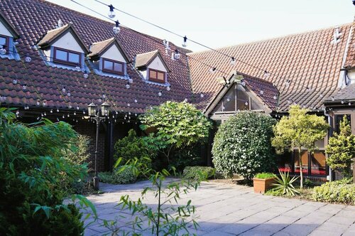Гостиница The Chichester Hotel в Базилдоне