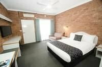 Гостиница Hamilton's Henry Parkes Motor Inn, Parkes в Парксе