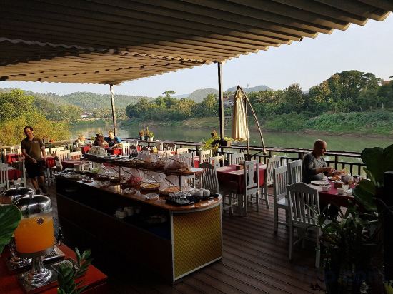 Фото Merry Riverside Hotel