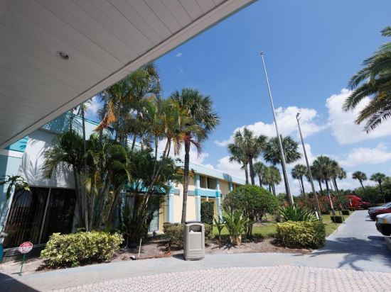 Фото Garnet Inn & Suites, Orlando