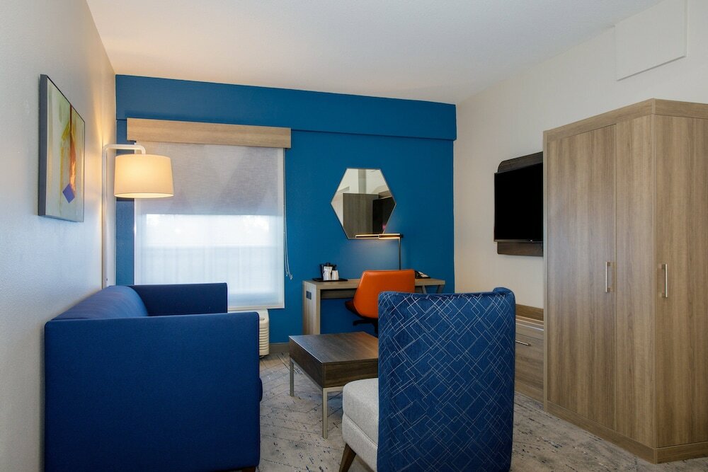 Фото Holiday Inn Express Tampa N I-75 - University Area, an Ihg Hotel