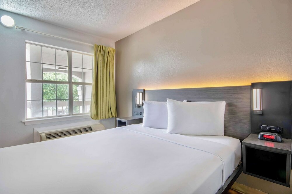 Фото Studio 6 San Antonio, Tx - Six Flags