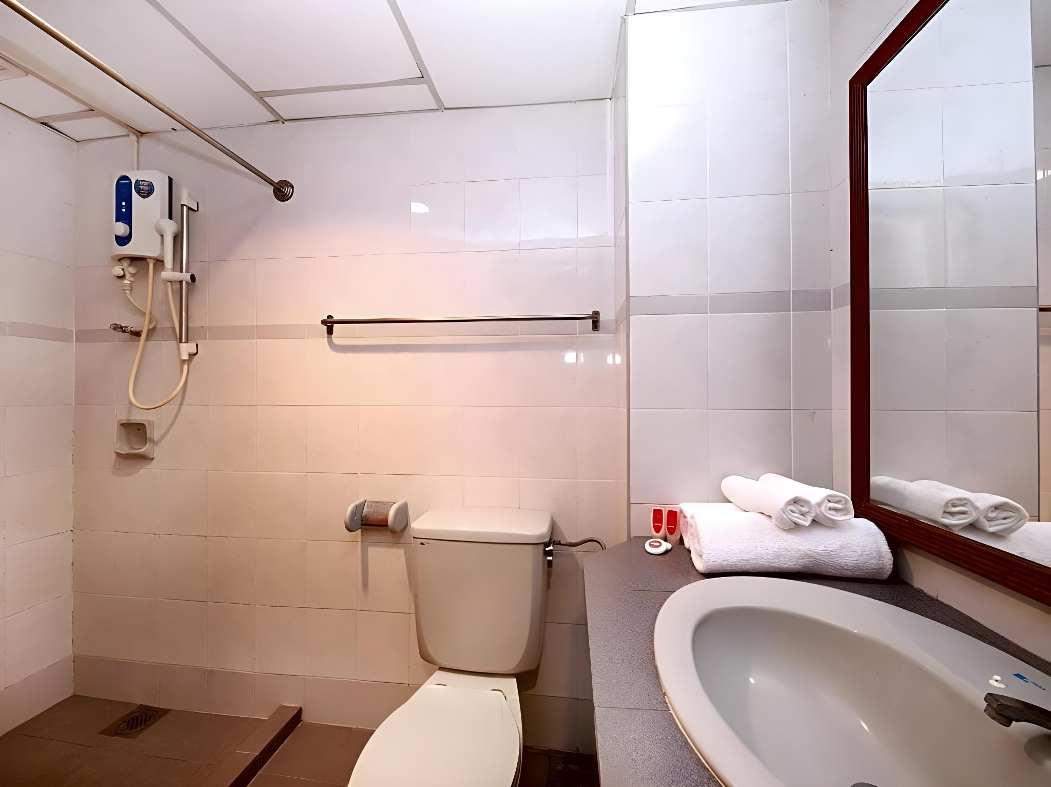 Фото Oyo 764 Hotel Famous Inn