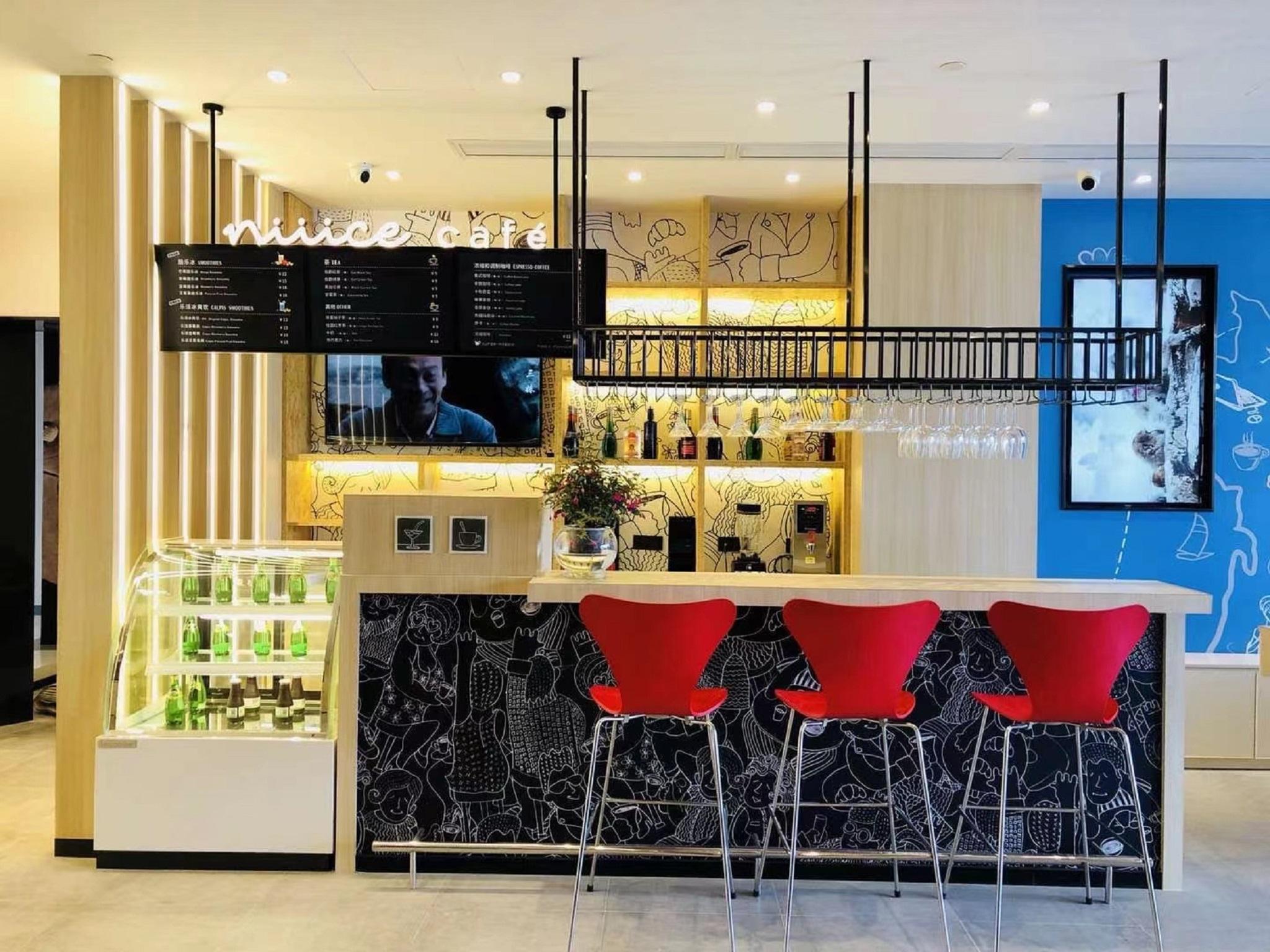 Фото Ibis Nanjing South Railway Station North Square Hotel