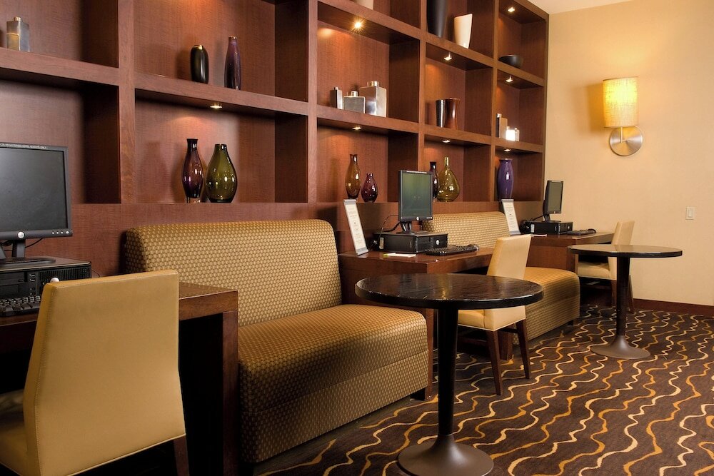Фото Courtyard by Marriott Los Angeles - Sherman Oaks