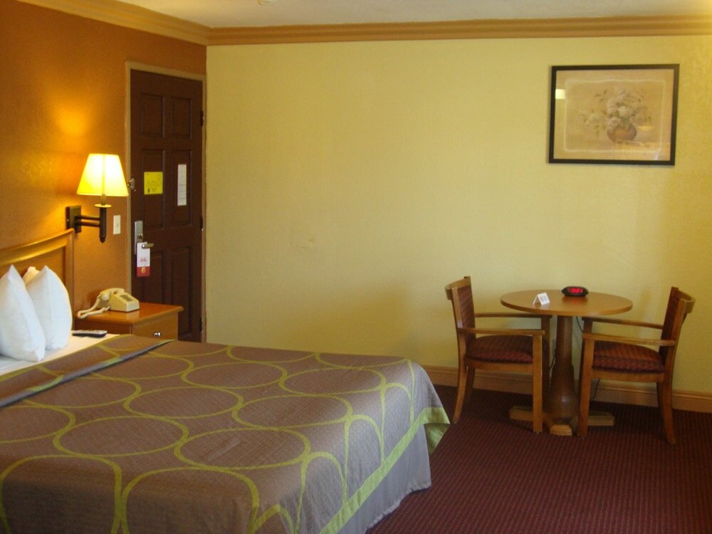 Фото Super 8 by Wyndham Azusa