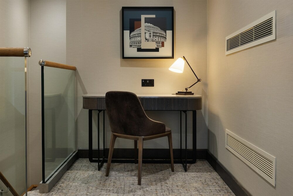 Фото DoubleTree by Hilton London - West End