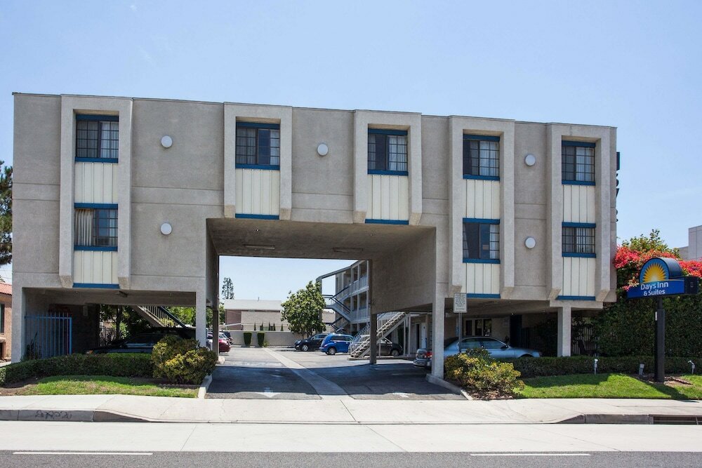 Фото Days Inn by Wyndham Orange Anaheim