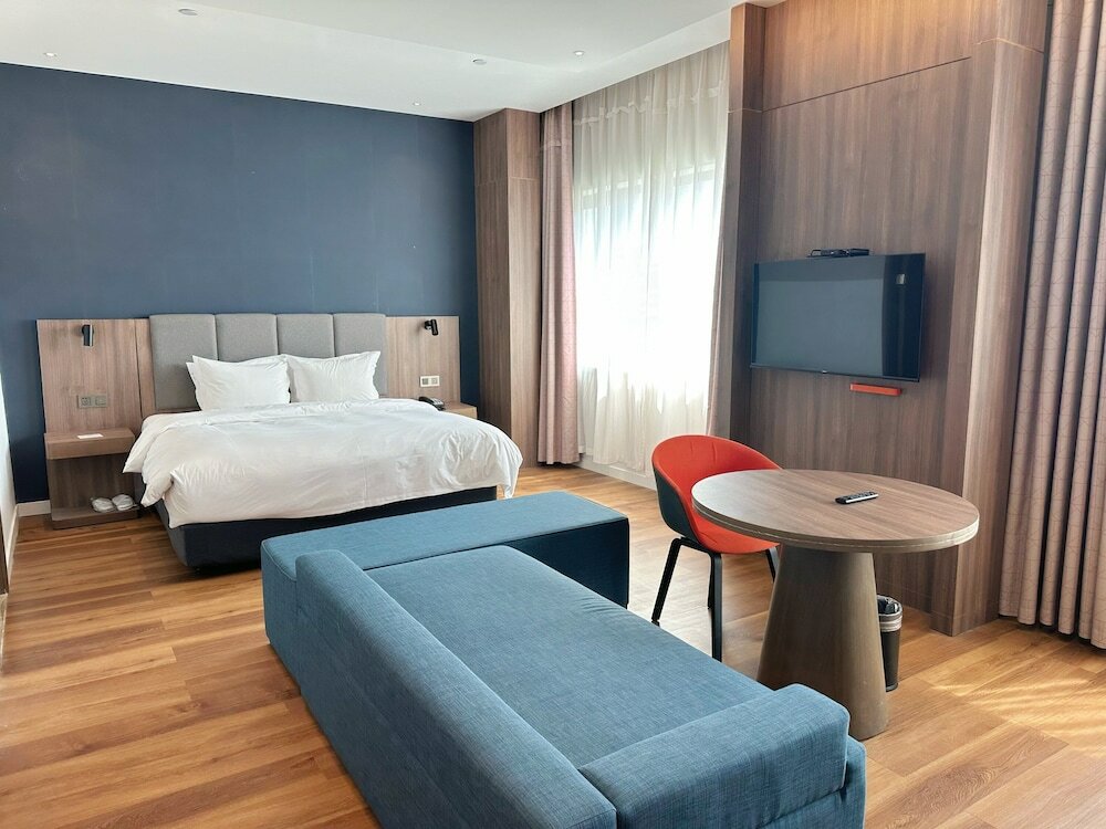 Фото Holiday Inn Express Jinan Jingshi Road